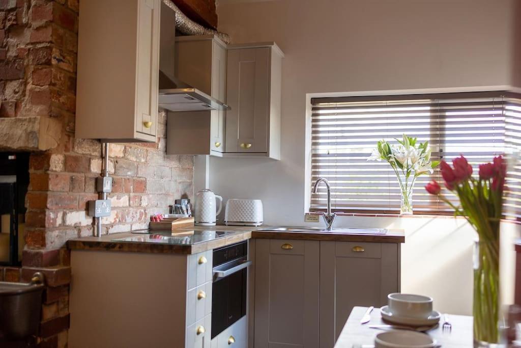 Unique Victorian Stable Conversion Halifax Bagian luar foto